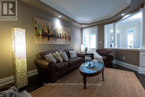 3277 Paul Henderson Drive, Mississauga, ON - Indoor Photo Showing Living Room