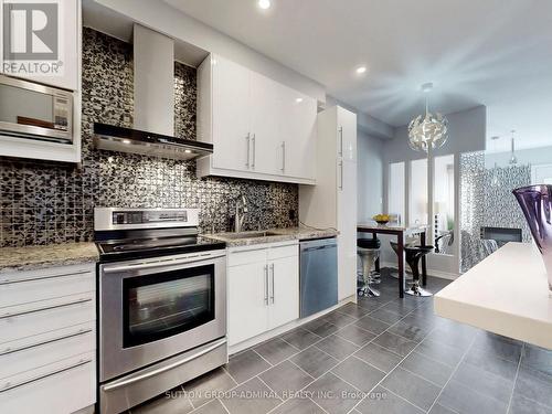 56 Addison St, Richmond Hill, ON - Indoor Photo Showing Kitchen With Upgraded Kitchen