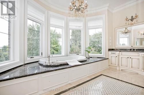 73 Stockdale Cres, Richmond Hill, ON - Indoor Photo Showing Kitchen