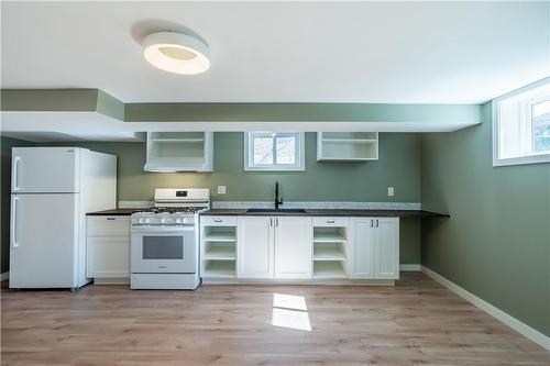 142 Marcella Crescent, Hamilton, ON - Indoor Photo Showing Kitchen