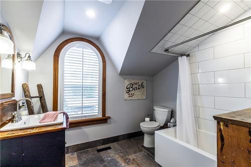 Main bathroom on 2nd floor - 627 Bayshore Boulevard, Burlington, ON - Indoor Photo Showing Bathroom