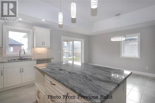 135 Valencia Drive, Chatham, ON - Indoor Photo Showing Kitchen With Upgraded Kitchen