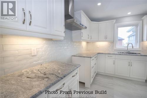 135 Valencia Drive, Chatham, ON - Indoor Photo Showing Kitchen With Upgraded Kitchen