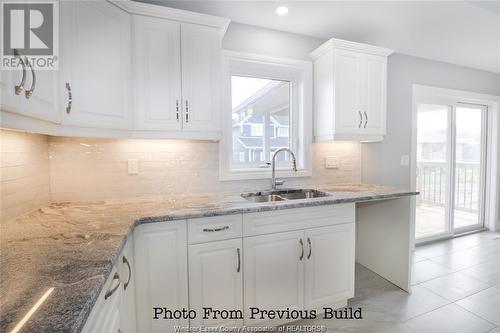 135 Valencia Drive, Chatham, ON - Indoor Photo Showing Kitchen With Double Sink With Upgraded Kitchen