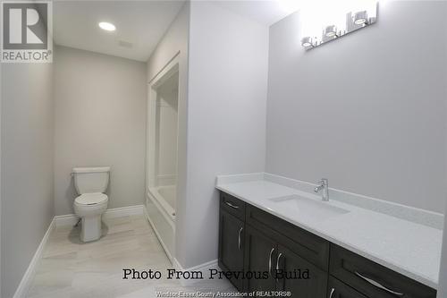 135 Valencia Drive, Chatham, ON - Indoor Photo Showing Bathroom