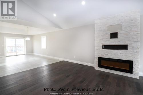 135 Valencia Drive, Chatham, ON - Indoor Photo Showing Living Room With Fireplace