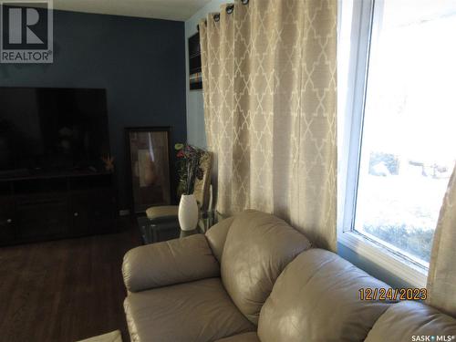 301 Halifax Street N, Regina, SK - Indoor Photo Showing Living Room