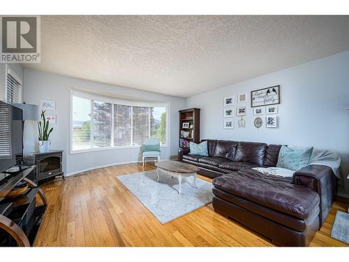 2072 Okanagan Street, Armstrong, BC - Indoor Photo Showing Living Room