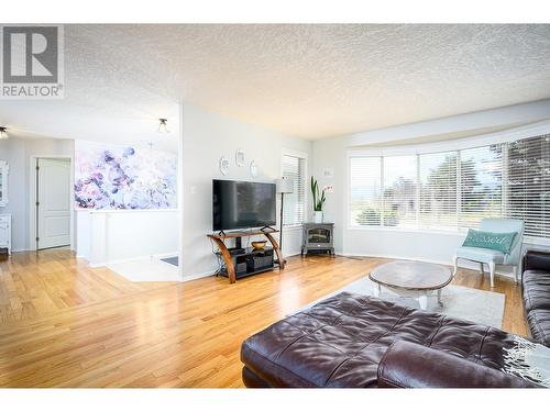 2072 Okanagan Street, Armstrong, BC - Indoor Photo Showing Living Room