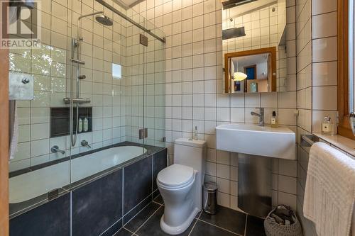 2843 Arawana Place, Naramata, BC - Indoor Photo Showing Bathroom