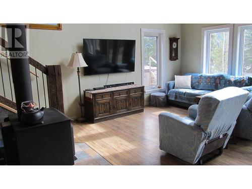 2644 Eagle Creek Road, Canim Lake, BC - Indoor Photo Showing Living Room