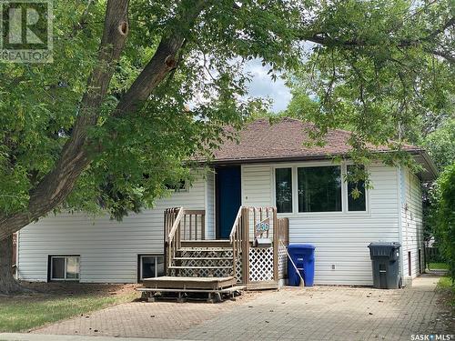 236 10Th Street Ne, Weyburn, SK - Outdoor