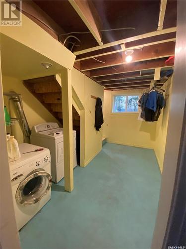 236 10Th Street Ne, Weyburn, SK - Indoor Photo Showing Laundry Room