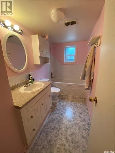 236 10Th Street Ne, Weyburn, SK - Indoor Photo Showing Bathroom