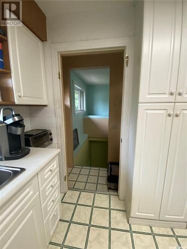 236 10Th Street Ne, Weyburn, SK - Indoor Photo Showing Kitchen