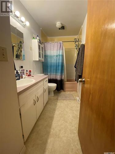 236 10Th Street Ne, Weyburn, SK - Indoor Photo Showing Bathroom