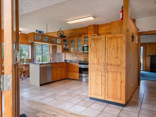 7087 Mays Rd, Duncan, BC - Indoor Photo Showing Kitchen