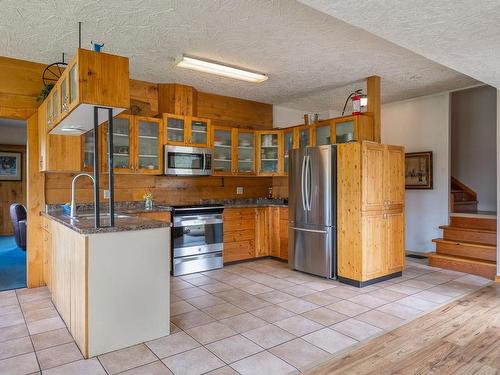 7087 Mays Rd, Duncan, BC - Indoor Photo Showing Kitchen