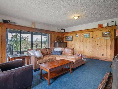 7087 Mays Rd, Duncan, BC - Indoor Photo Showing Living Room