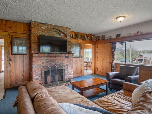 7087 Mays Rd, Duncan, BC - Indoor Photo Showing Living Room With Fireplace