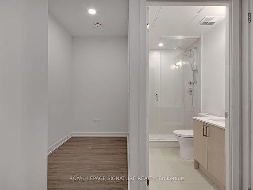 504-1 Cardiff Rd, Toronto, ON - Indoor Photo Showing Bathroom