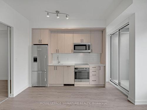 504-1 Cardiff Rd, Toronto, ON - Indoor Photo Showing Kitchen