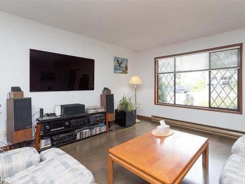 4076 Grange Rd, Saanich, BC - Indoor Photo Showing Living Room