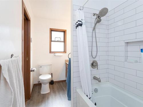 4076 Grange Rd, Saanich, BC - Indoor Photo Showing Bathroom