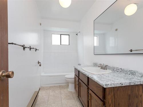 4076 Grange Rd, Saanich, BC - Indoor Photo Showing Bathroom