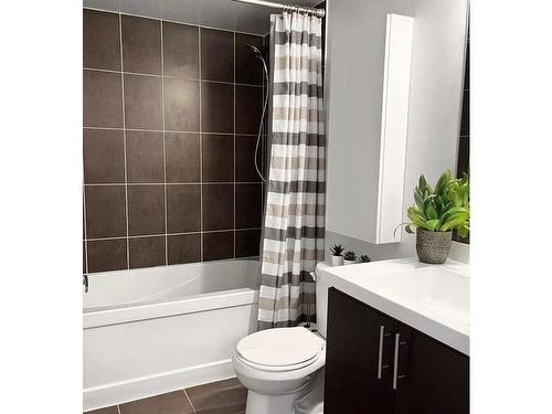 807-1410 Dupont St W, Toronto, ON - Indoor Photo Showing Bathroom