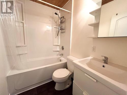 420 96 Avenue, Dawson Creek, BC - Indoor Photo Showing Bathroom