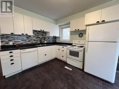 420 96 Avenue, Dawson Creek, BC - Indoor Photo Showing Kitchen
