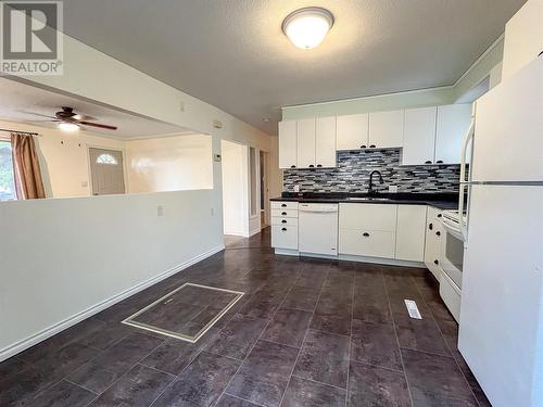 420 96 Avenue, Dawson Creek, BC - Indoor Photo Showing Kitchen