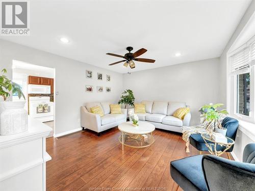 90 Riviera Drive, Amherstburg, ON - Indoor Photo Showing Living Room