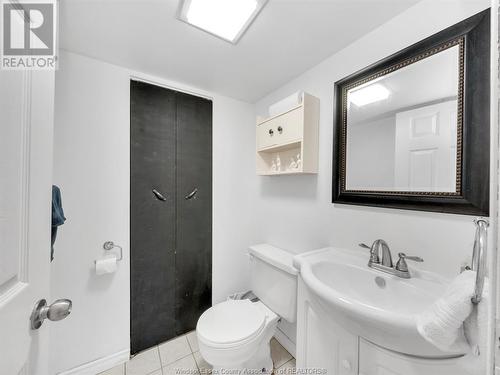 90 Riviera Drive, Amherstburg, ON - Indoor Photo Showing Bathroom