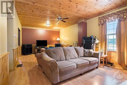 41 Russell Street E, Smiths Falls, ON - Indoor Photo Showing Living Room