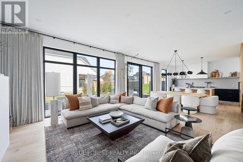 102 Edgewater Blvd W, Middlesex Centre, ON - Indoor Photo Showing Living Room