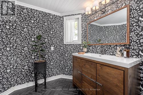 2225 Northeys Rd, Smith-Ennismore-Lakefield, ON - Indoor Photo Showing Bathroom