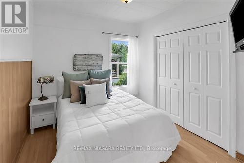 5641 Desson Avenue, Niagara Falls, ON - Indoor Photo Showing Bedroom