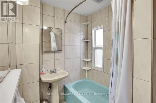 5641 Desson Avenue, Niagara Falls, ON - Indoor Photo Showing Bathroom