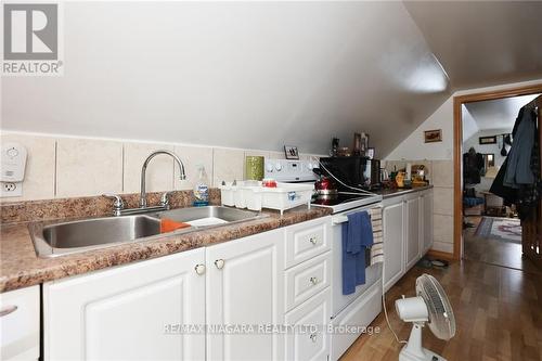 5641 Desson Avenue, Niagara Falls, ON - Indoor Photo Showing Kitchen With Double Sink