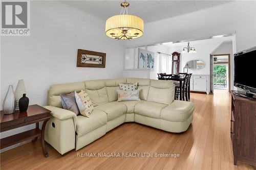 5641 Desson Avenue, Niagara Falls, ON - Indoor Photo Showing Living Room