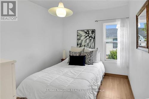 5641 Desson Ave, Niagara Falls, ON - Indoor Photo Showing Bedroom