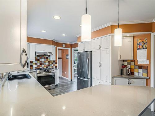 554 Crescent Rd West, Qualicum Beach, BC - Indoor Photo Showing Kitchen With Double Sink