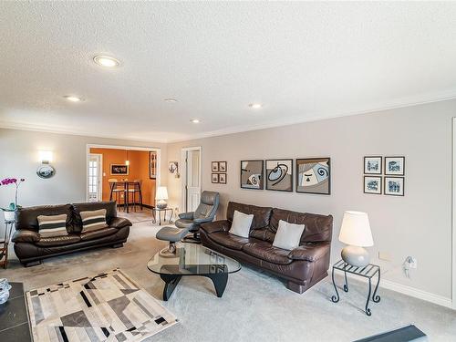 554 Crescent Rd West, Qualicum Beach, BC - Indoor Photo Showing Living Room