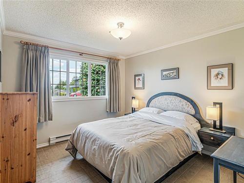 554 Crescent Rd West, Qualicum Beach, BC - Indoor Photo Showing Bedroom