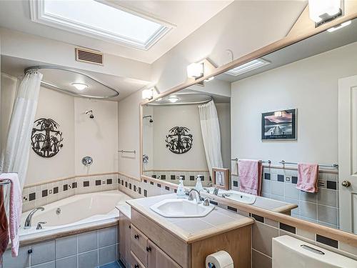 554 Crescent Rd West, Qualicum Beach, BC - Indoor Photo Showing Bathroom