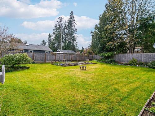 554 Crescent Rd West, Qualicum Beach, BC - Outdoor With Backyard