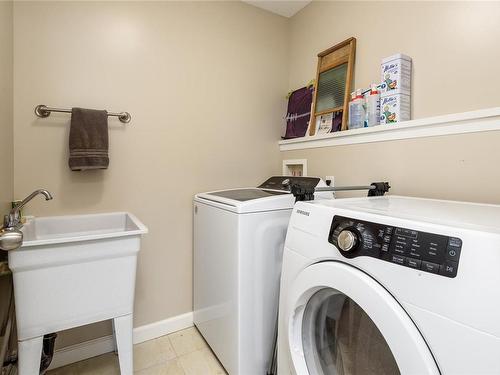 1639 Fuller St, Nanaimo, BC - Indoor Photo Showing Laundry Room