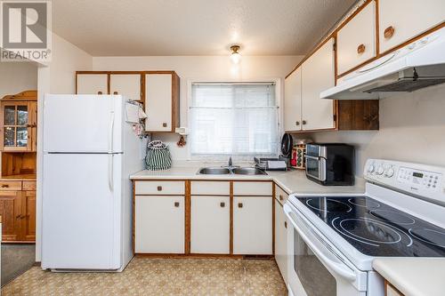 3617 James Drive, Prince George, BC - Indoor Photo Showing Kitchen With Double Sink